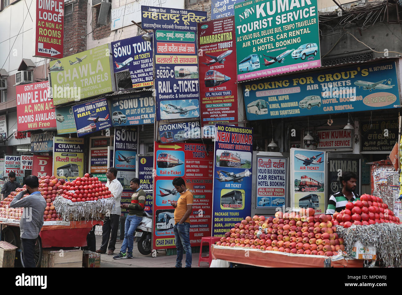 India, Nuova Delhi, pubblicità schede e cartelloni per i servizi di viaggio in Paharganj quartiere di Delhi. Foto Stock