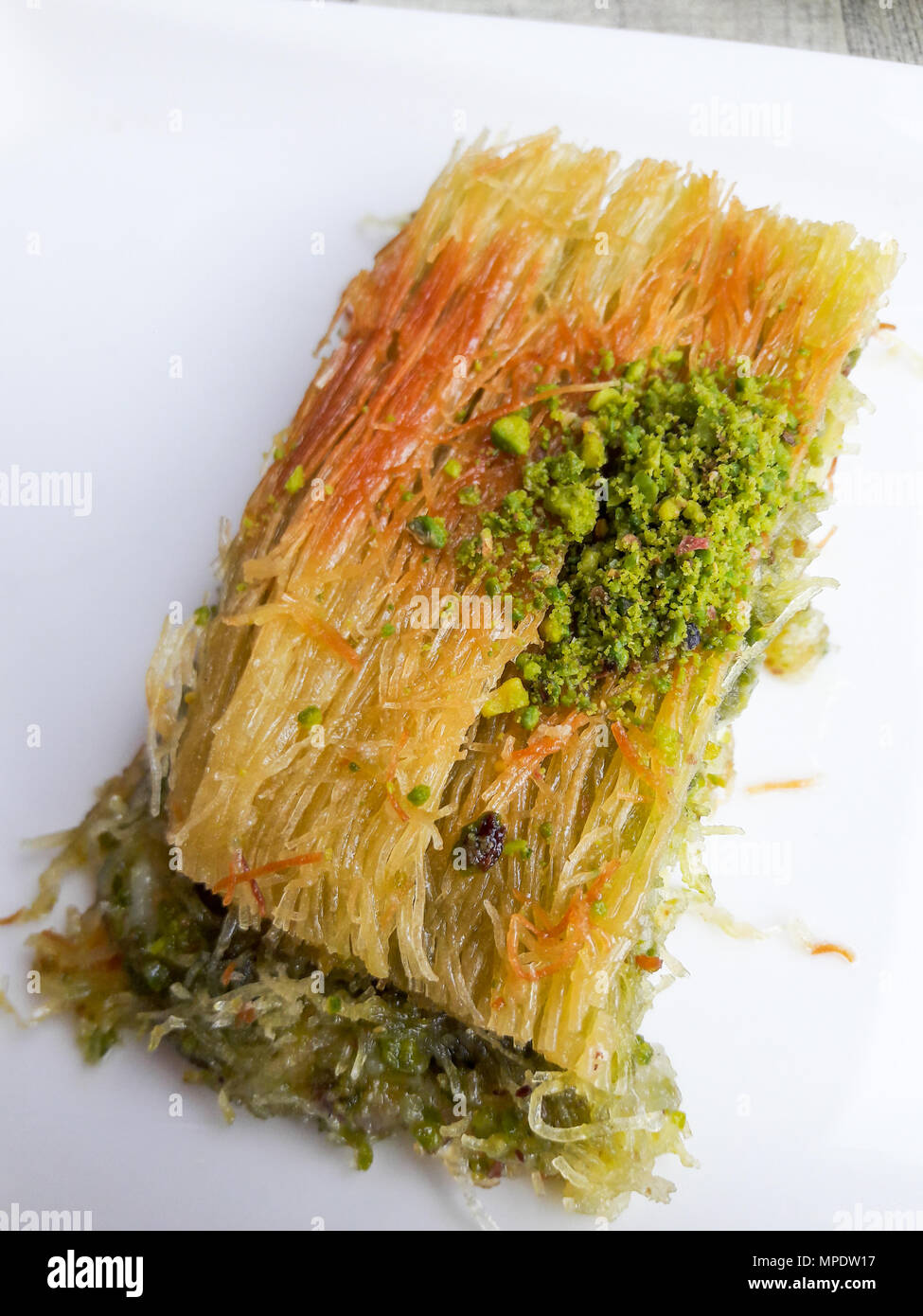 Dolce turco Hasir Tandir La Kadayif con pistacchio e formaggio. Dolce tradizionale. Foto Stock