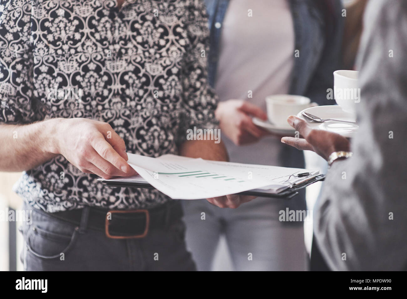 Gruppo di casualmente vestito imprenditori discutere le idee. Professionisti creativi che si sono riuniti per discutere le questioni importanti del nuovo avvio riuscito progetto. Il lavoro di squadra concetto di Brainstorming Foto Stock