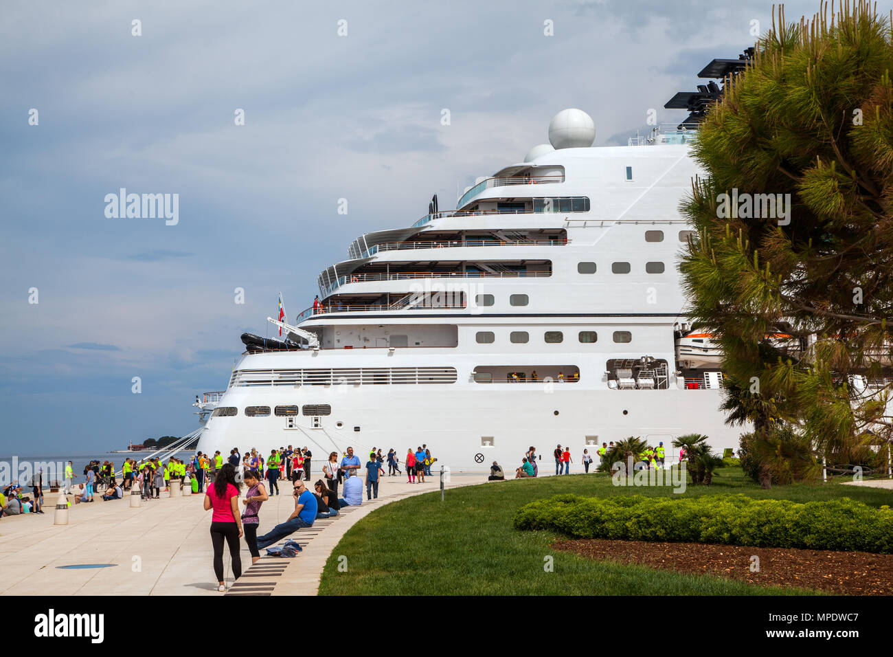 Nave da crociera nel porto croato di Zadar croazia sulla costa Adriatica con i vacanzieri e i turisti in vacanza Foto Stock