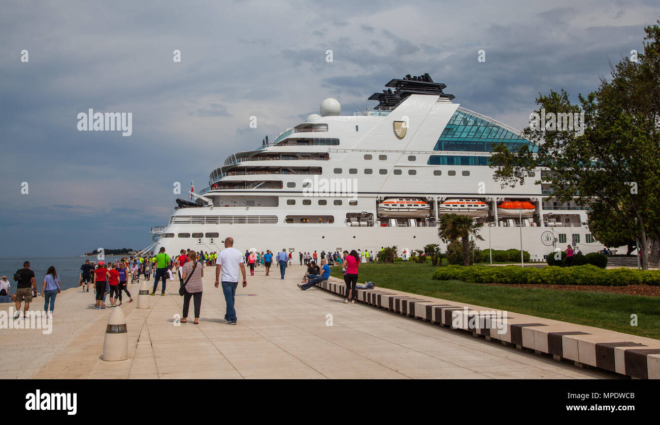 Nave da crociera nel porto croato di Zadar croazia sulla costa Adriatica con i vacanzieri e i turisti in vacanza Foto Stock