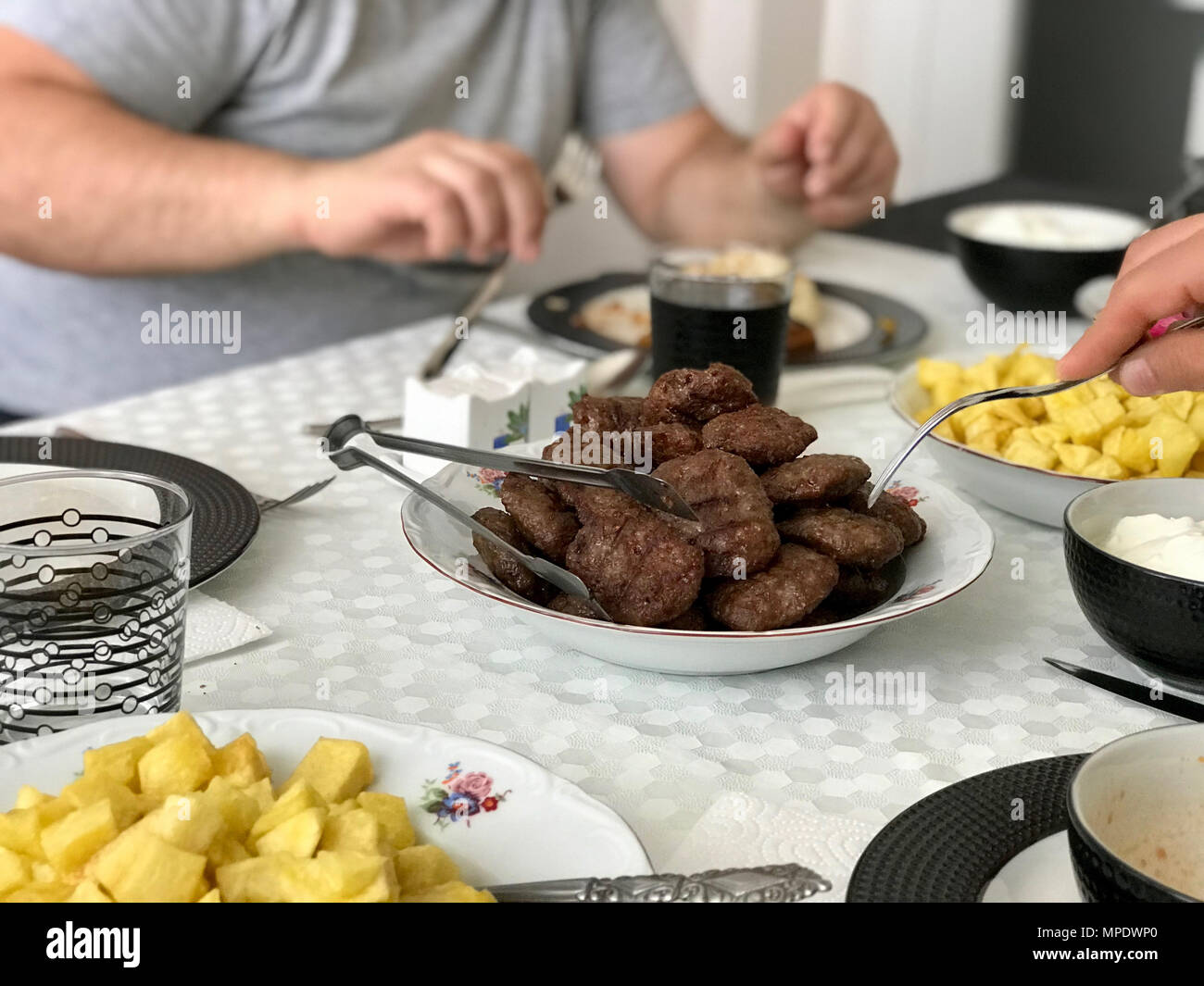 Pila di polpetta turco Kofte o Kofta con Cube Patate al tavolo per la cena. I cibi tradizionali. Foto Stock