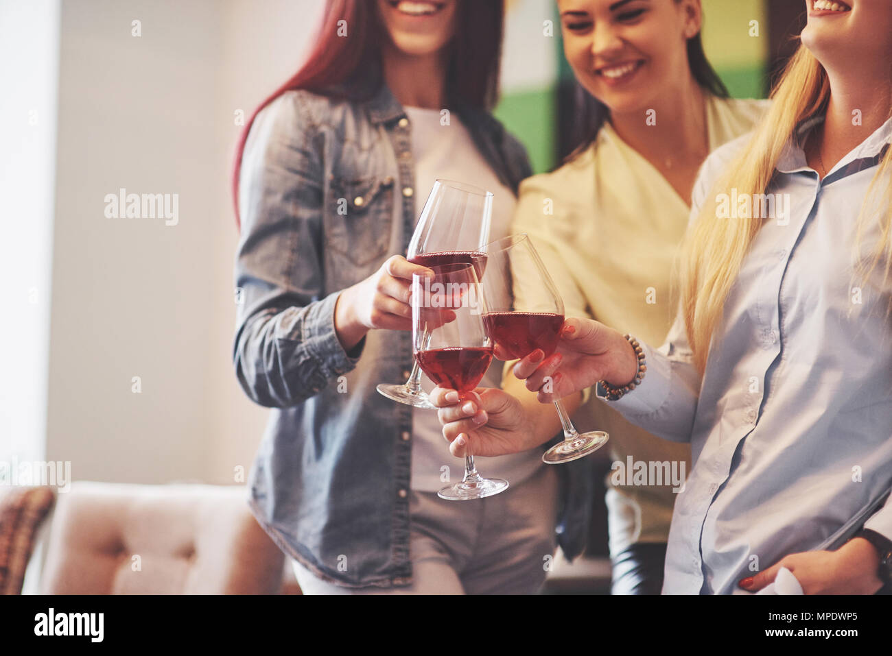 Foto presentazione felice gruppo di amici con un bicchiere di vino rosso Foto Stock