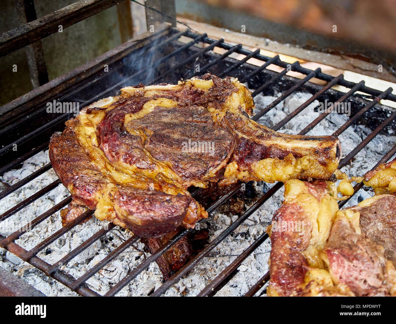 Manzo spagnolo Chuleton, noto anche come osso Ribeye, Cowboy steak, Costoletta o costolette di vitello, sul carbone di legna per barbecue. Foto Stock