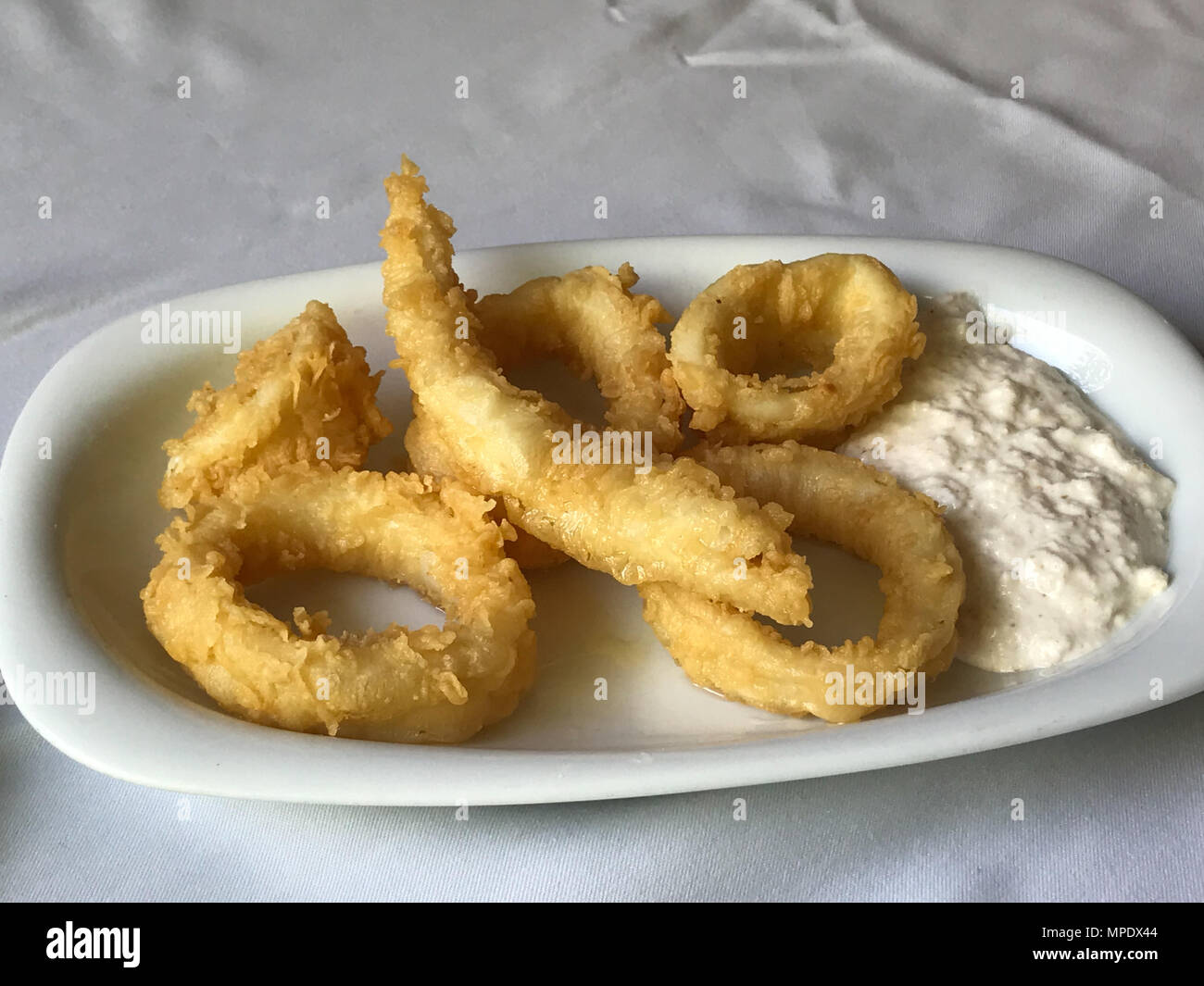Fritti di calamari croccanti anelli di totano con salsa tartara al  ristorante. Frutti di mare Foto stock - Alamy