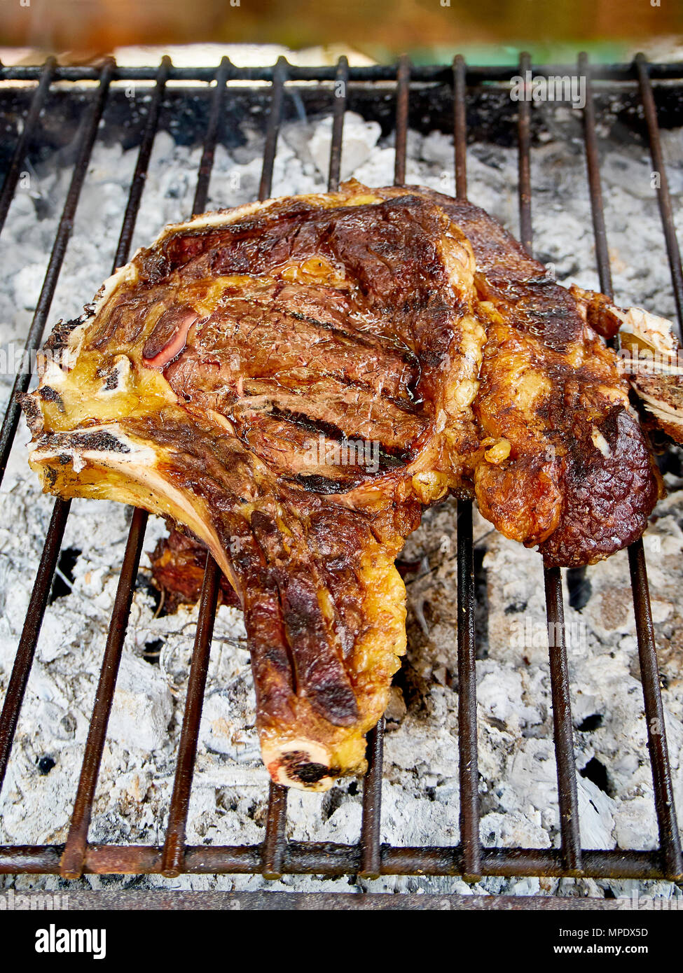 Manzo spagnolo Chuleton, noto anche come osso Ribeye, Cowboy steak, Costoletta o costolette di vitello, sul carbone di legna per barbecue. Foto Stock