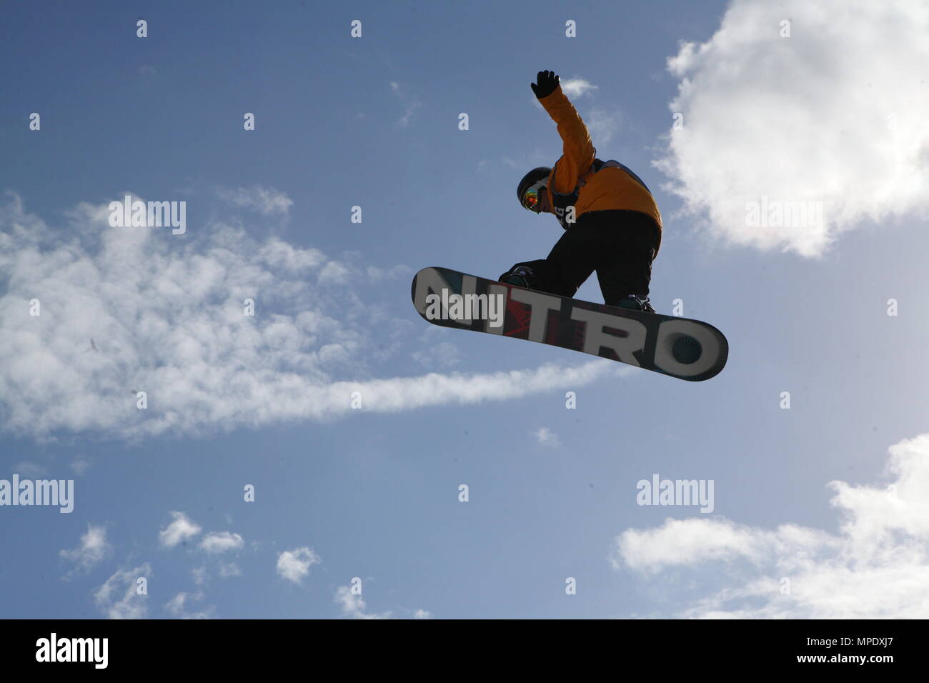 Michael Macho decolla sopra Battersea Power Station durante l'inarrestabile Freeze Festival 2010, Snowboard, Sci e musica, 30 Ottobre 2010 Foto Stock