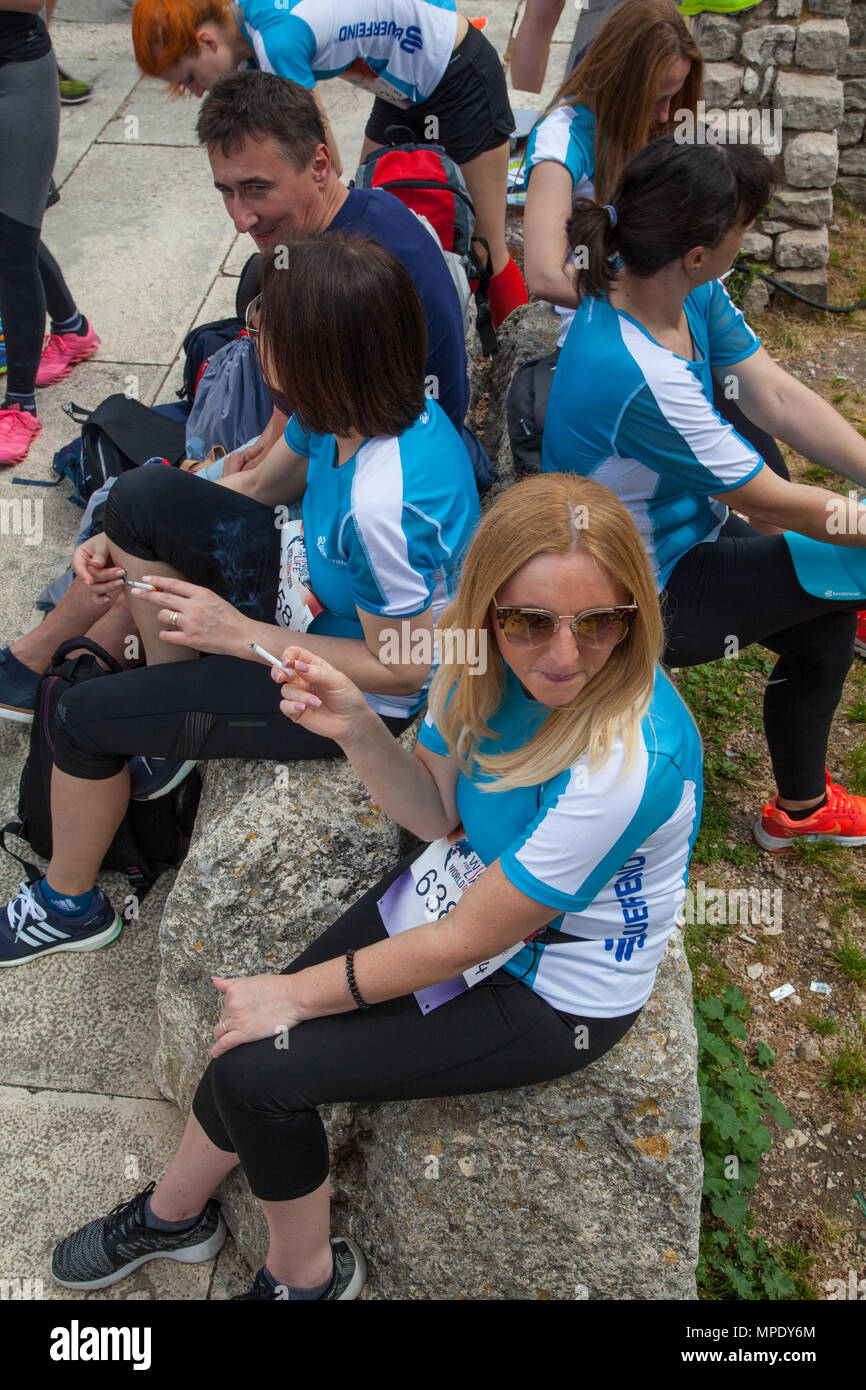 Concorrenti e corridori di fumare prima di prendere parte alla gara mondiale ali per la vita di carità del mondo correre in aiuto di ricerca spinale in Zadar croazia Foto Stock