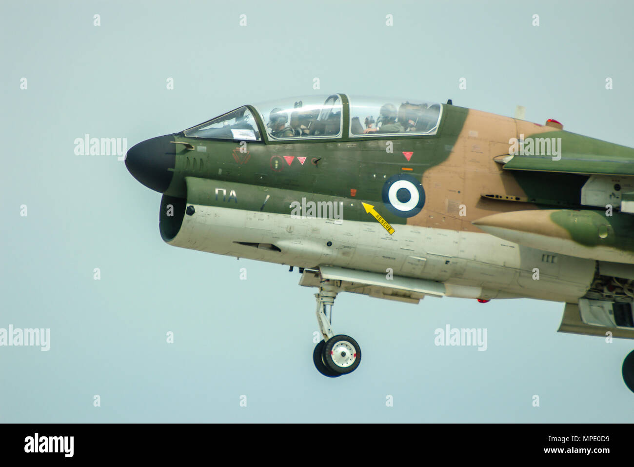 Greek Hellenic Air Force Ling Temco Vought TA-7C Corsair II. Atterraggio. HAF. Aeronautica della Grecia. Versione da addestramento di A-7 Corsair II Foto Stock