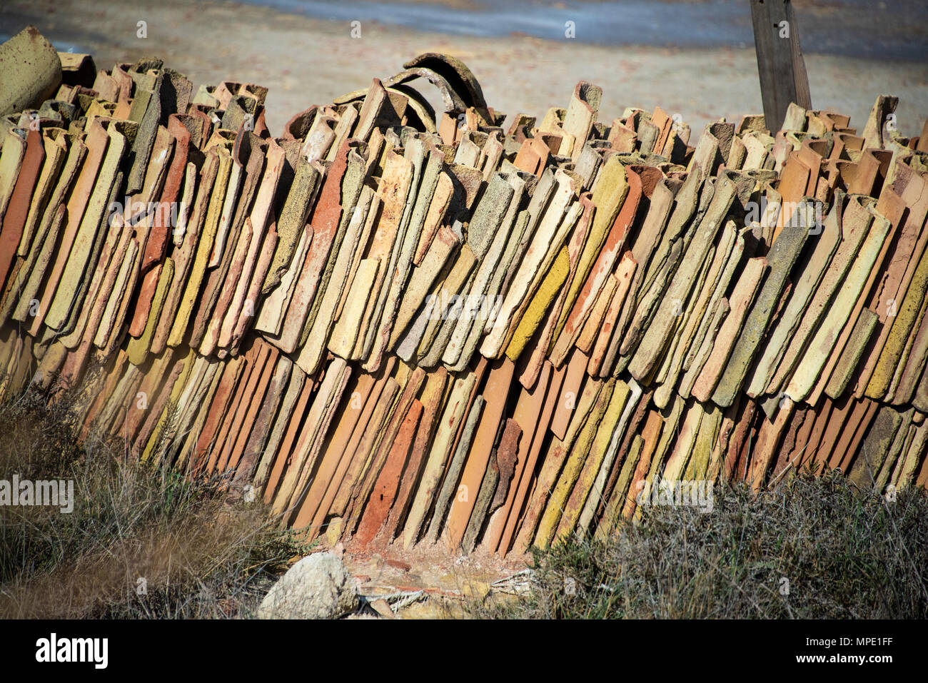 Piastrelle di terracotta usata per coprire le pile di sale, Moxia, Marsala, Sicilia Foto Stock