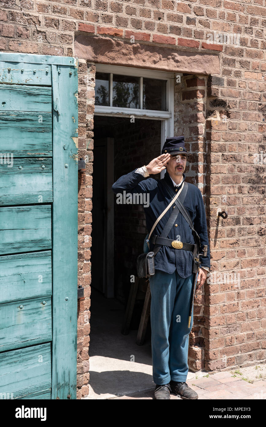 Savannah, Georgia - 14 Aprile 2018: Un reenactor presso Old Fort Jackson, un confederato Fiume Savannah difesa Foto Stock