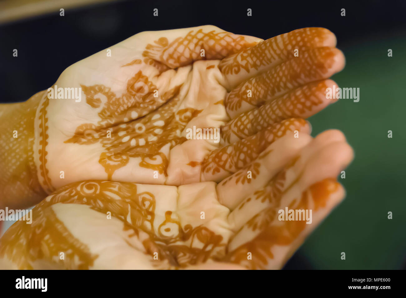 Un primo piano di una donna di mano con mehndi design applicata da un artista henné a Shilparamam Arts & Crafts village, Hyderabad, India. Arte n' diversità. Foto Stock