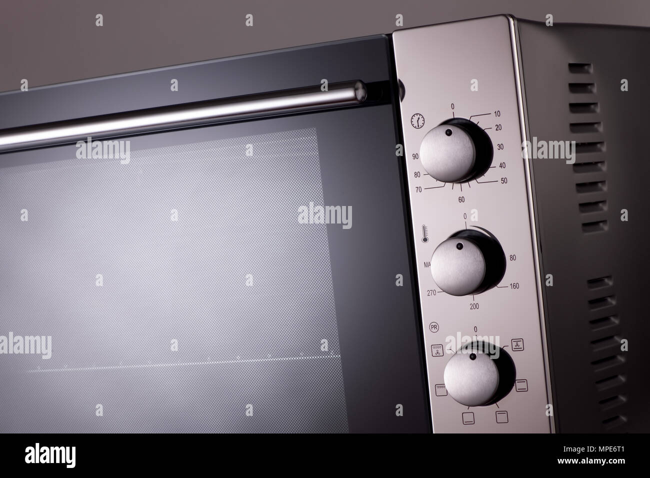 Termostato e manici su un moderno forno a microonde. Attrezzature per cucina Foto Stock