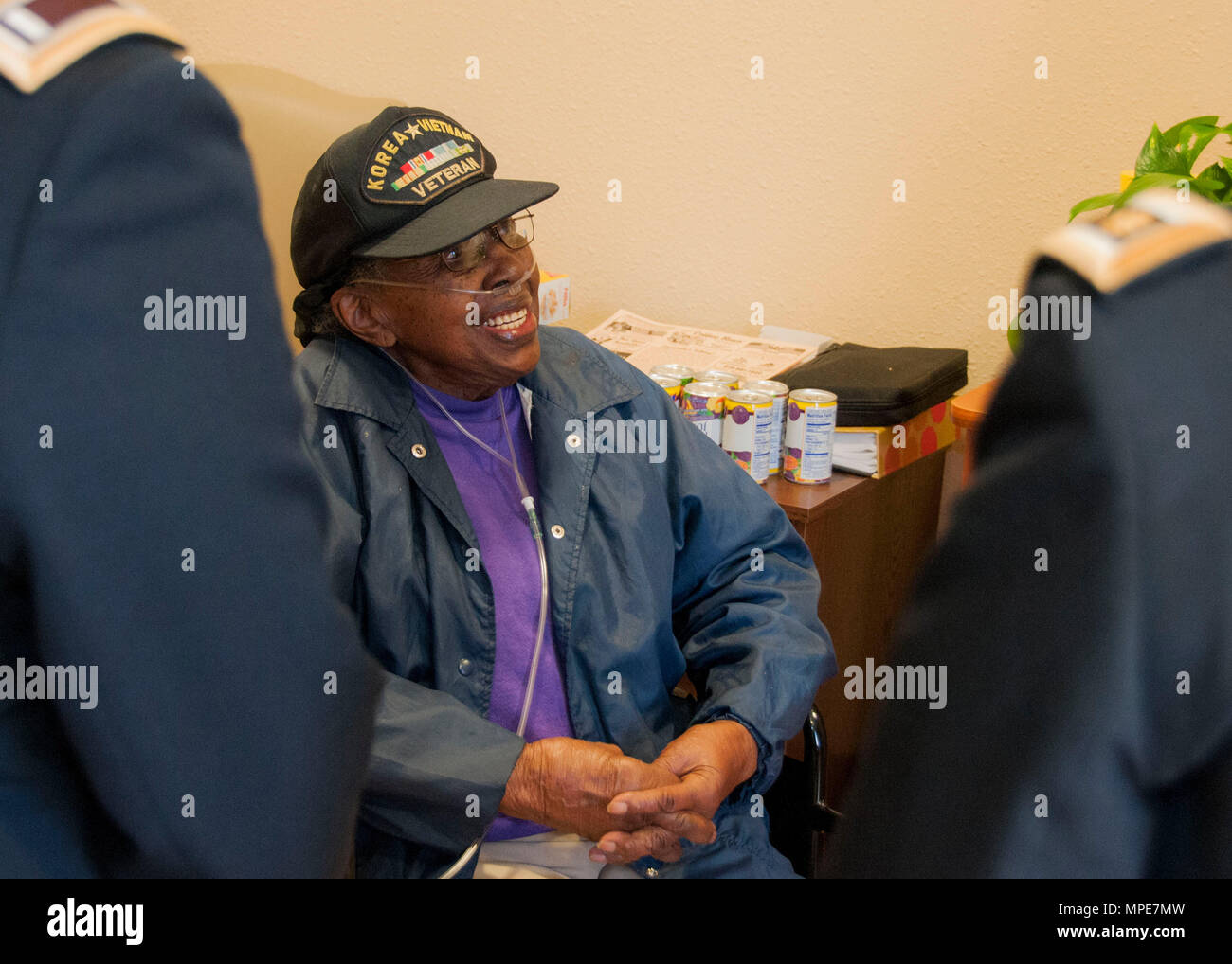 Esercito pensionato Nurse Corps infermiera, Col. Marie Rodgers, parla con infermieri da William Beaumont Army Medical Center del dipartimento di assistenza infermieristica, durante una visita all'Ambrosio Guillen Texas State veterani Home a El Paso, Texas, da WBAMC infermieri, Feb. 2. In linea con questo anno di ANC anniversario tema "leader di prontezza e di pratica professionale: Recupero fatto dal 1901," WBAMC infermieri visitato pensionati ANC Officer presso i veterani' home. Foto Stock