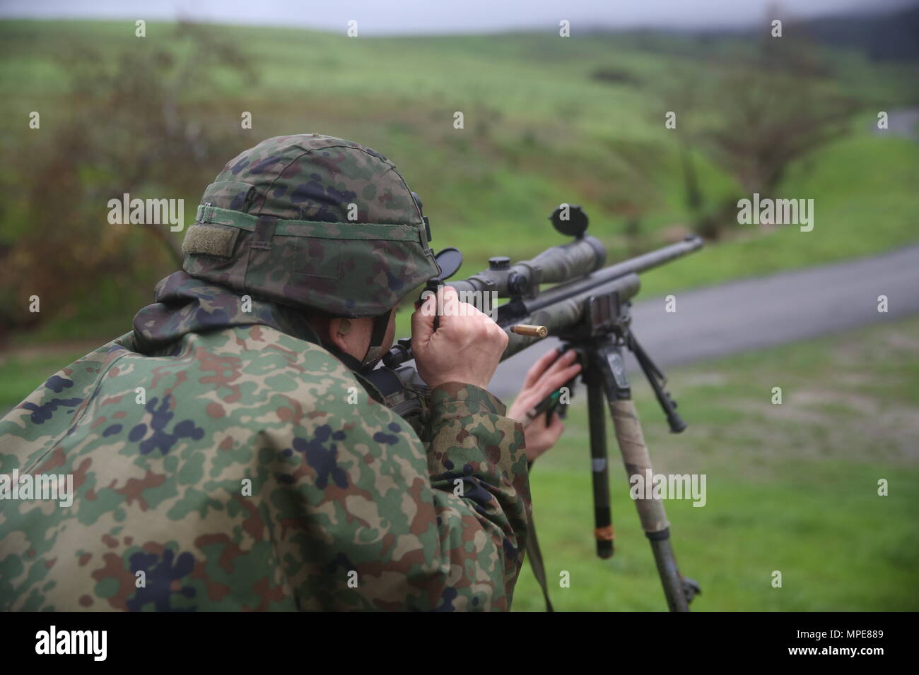 Un soldato con il suolo giapponese di autodifesa della forza, esercito occidentale Reggimento di Fanteria, espelle un 7,62 mm involucro dopo la cottura la sua M24 fucile da cecchino durante una distanza nota gamma condotta da marines con 1° Divisione Marine scuole "Pre-Scout Sniper corso" durante la fase di esercizio del pugno di ferro 2017 a bordo di Camp Pendleton, Febbraio 7, 2017. La gamma è costituita da sparo il M24 fucile da cecchino su bersagli da 100 a 550 metri di distanza. Il pugno di ferro è un annuale, formazione bilaterale esercizio dove USA e giapponesi i membri del servizio treno insieme e condividere le tecniche, tattiche e procedura per migliorare la loro operati combinato Foto Stock