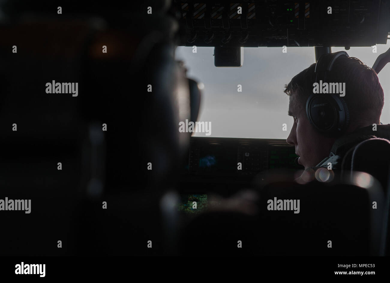 Primo Tenente Thomas Arnet, 37th Airlift Squadron pilota, copilots un C-130J Super Hercules durante la sua unità il settantacinquesimo anniversario volo sopra la Germania il 10 febbraio, 2017. I piloti sono stati battenti con la trentasettesima fin dal febbraio 1942, quando l'unità è stata attivata come trentasettesima squadrone di trasporto. Da allora il gruppo si è trasferito a nove volte, la più recente delle quali è qui con la 86Operations Group da ottobre 1994. (U.S. Air Force foto di Senior Airman Lane T. Plummer) Foto Stock