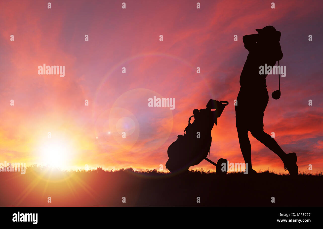 Silhouette di golfista con borsa da golf dal suo lato club oscillante verso il tramonto con la deliberata lens flare e copia di spazio. Foto Stock