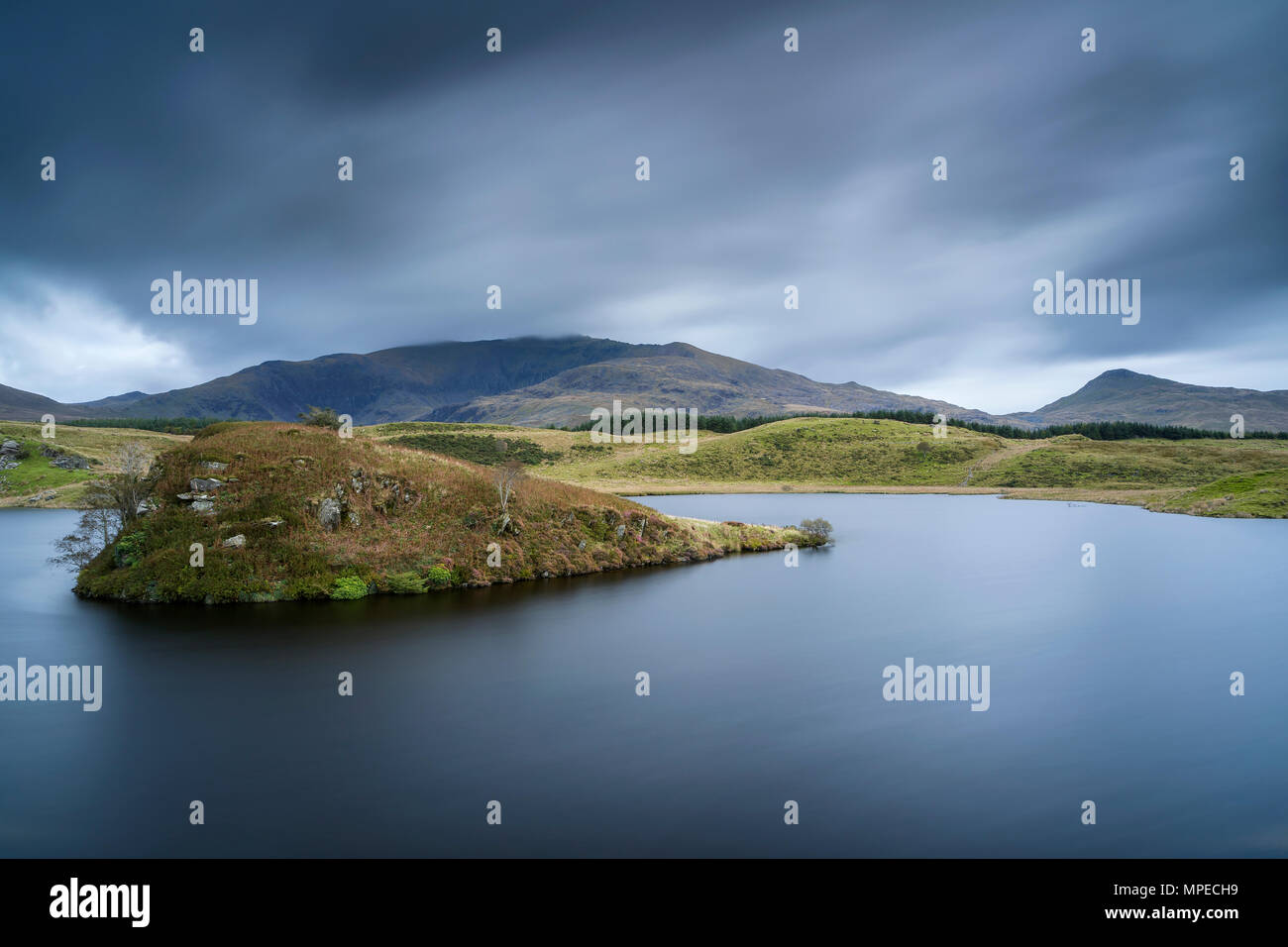 Llyn y Dywarchen con Snowdon in background, Parco Nazionale di Snowdonia, Rhyd Ddu, Gwynedd, Wales, Regno Unito, Europa Foto Stock