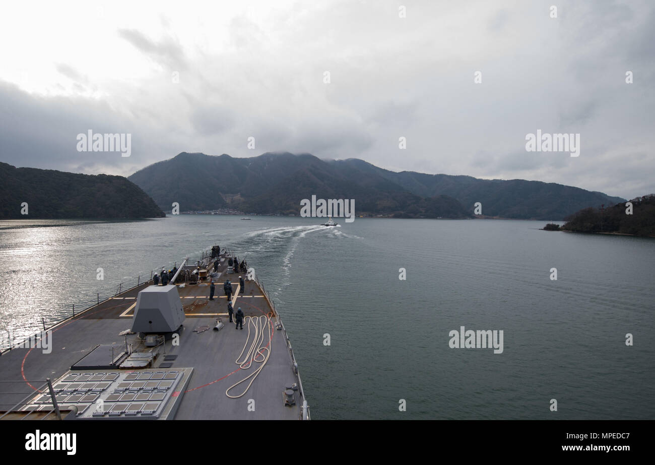 170209-N-HI376-098 Mare del Giappone (feb. 09, 2017) velisti assegnati al distribuita Arleigh Burke-class guidato-missile destroyer USS McCampbell (DDG 85) eseguire il mare e le manovre di ancoraggio in quanto la nave si allontana Miwazuru, Giappone per tornare alla pattuglia. McCampbell è di pattuglia NEGLI STATI UNITI 7 flotta area di operazioni a sostegno della sicurezza e della stabilità in Indo-Asia-regione del Pacifico. (U.S. Foto di Marina di Massa lo specialista di comunicazione 2a classe Jeremy Graham/rilasciato) Foto Stock