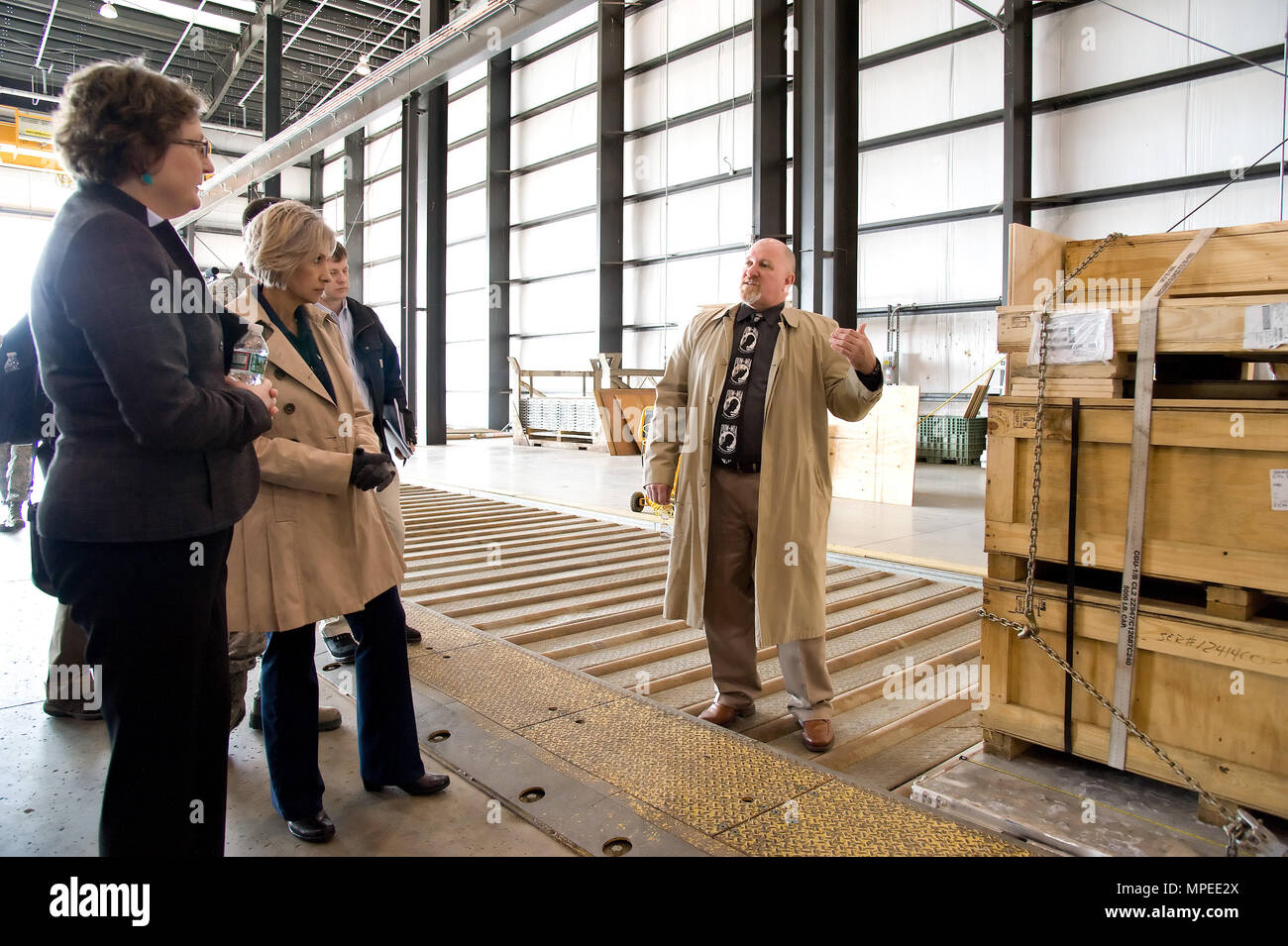 Il dott. Donna Senft, Aria Mobilità Command Chief Scientist, sinistra e Sara Keller, AMC di logistica, ingegneria, Forza di protezione vice direttore, sia assegnato a Scott Air Force Base, Ill., ascoltare Jim Ewing, 436th porta antenna Squadron operations manager, spiegare il pallet Costruire e l'elaborazione di carichi di grandi dimensioni dalla porta dell'antenna personale Febbraio 7, 2017, alla Dover Air Force Base, Del. Senft e Keller erano parte di AMC "porta dell'antenna del futuro" gruppo di studio ha osservato che le prassi e le procedure utilizzate dalla porta Super personale. (U.S. Air Force Foto di Roland Balik) Foto Stock