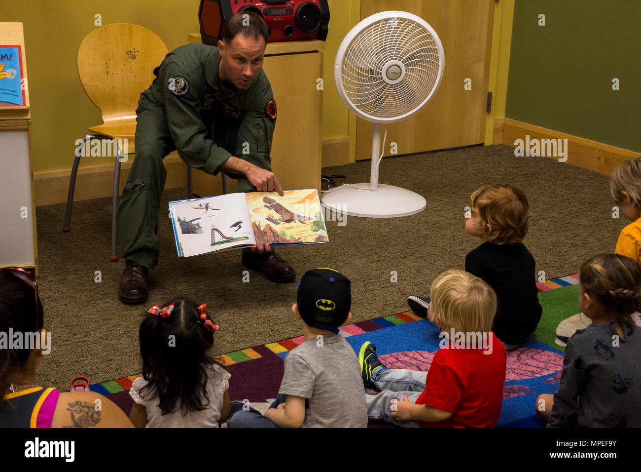 Stati Uniti Marine Corps Il Mag. Benjamin D. Apple, l'Operations Officer per Marine Fighter Training Squadron 401 (VMFT-401), di stanza al di fuori del Marine Corps Air Station Yuma, Ariz., legge 'Violetta pilota," un aviation-tema libro per bambini di famiglie presso le principali Yuma County Library, mercoledì 15 febbraio, 2017. (U.S. Marine Corps photo by Lance Cpl. Christian Cachola/rilasciato) Foto Stock