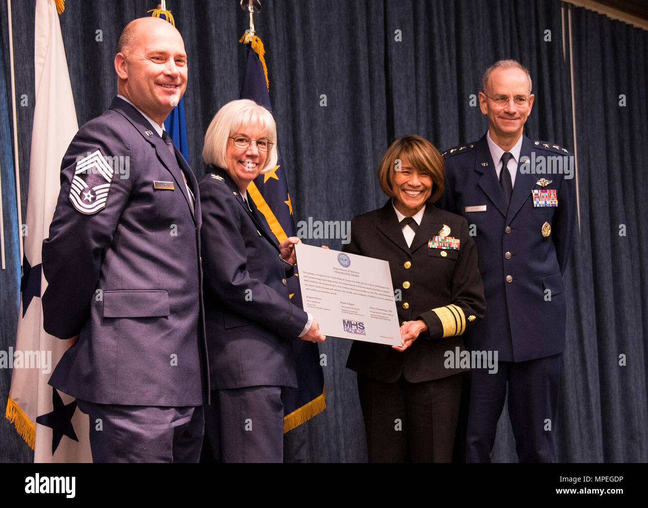 (Da sinistra a destra) Chief Master Sgt. Willard Armagost, 92Medical Group sovrintendente, Col. Meg Carey, 92comandante OMD, Navy Vice Ammiraglio Raquel Bono, di difesa della salute Direttore Agenzia, e il tenente Gen. Mark Ediger, U.S. Air Force chirurgo generale, posano con una targa in onore del MHS genesi "go-live" Feb 15, 2017, a Fairchild Air Force Base, nello Stato di Washington MHS Genesi è un Dipartimento della Difesa vasta iniziativa per spostare un tutto digitale e di rete medical record system. Foto Stock