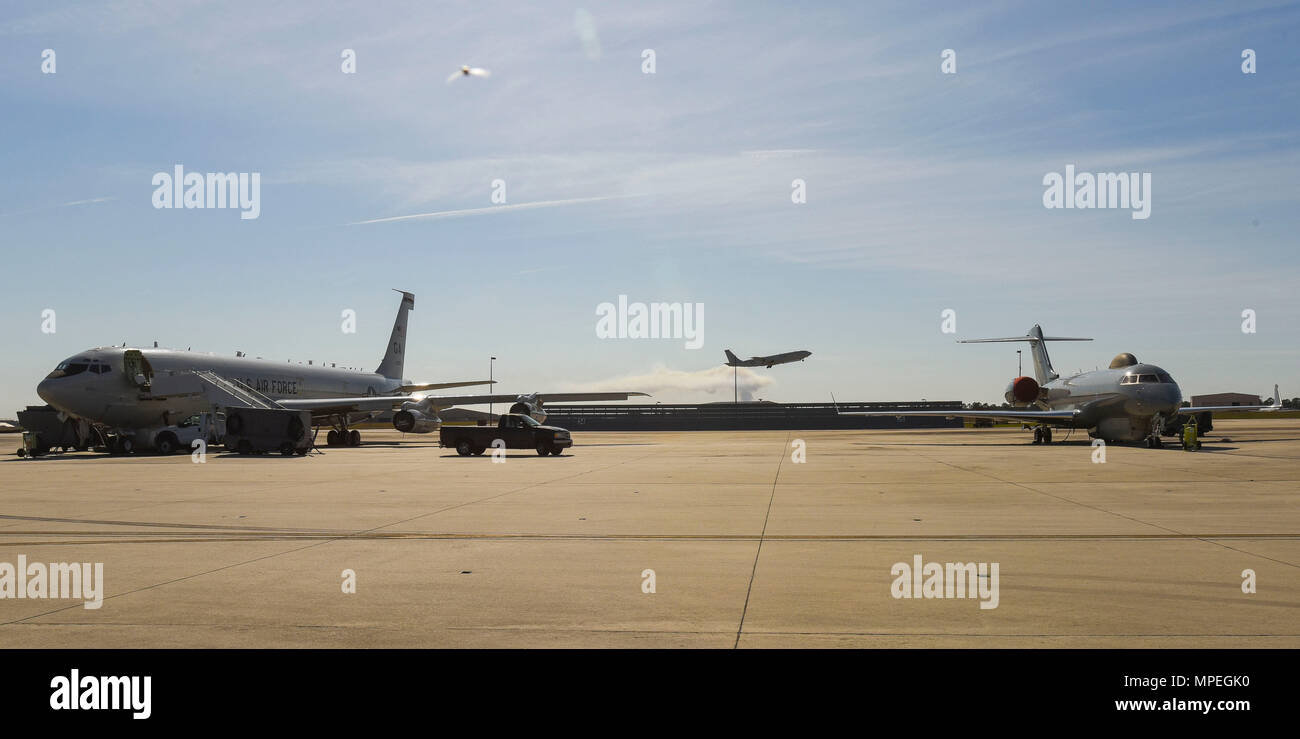 Il E-8C sorveglianza congiunta bersaglio radar di attacco sistema (JSTARS) e della Sentinella R1, seduti fianco a fianco sul flightline mentre un E-8C JSTARS decolla in background, a Robins Air Force Base, Ga., Feb 13, 2017. La Sentinella R1 è il Regno Unito preminente di una vasta area di sorveglianza del campo di battaglia asset, fornire intelligenza critica e target tracking informazioni al britannico e le forze della coalizione. La Sentinella, basata a Royal Air Force Waddington, Regno Unito, aveva partecipato a una bandiera rossa a fianco di esercizio JSTARS e fu a Robins durante una sosta prima di ritornare al Regno Ki Foto Stock