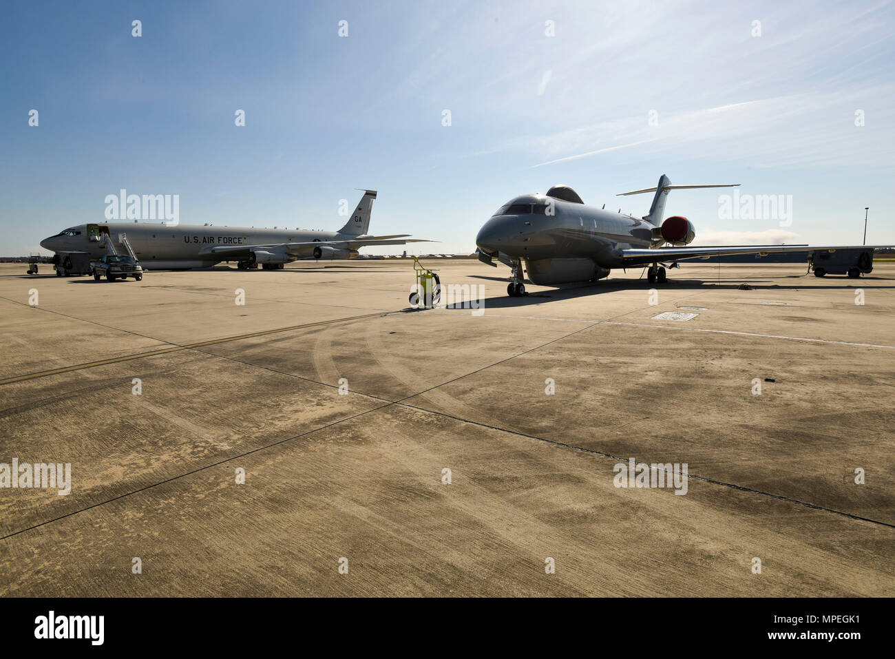 Il E-8C sorveglianza congiunta bersaglio radar di attacco sistema (JSTARS) e della Sentinella R1, seduti fianco a fianco sul flightline, a Robins Air Force Base, Ga., Feb 13, 2017. La Sentinella R1 è il Regno Unito preminente di una vasta area di sorveglianza del campo di battaglia asset, fornire intelligenza critica e target tracking informazioni al britannico e le forze della coalizione. La Sentinella, basata a Royal Air Force Waddington, Regno Unito, aveva partecipato a una bandiera rossa a fianco di esercizio JSTARS e fu a Robins durante una sosta prima di ritornare al Regno Unito. Il E-8C JSTARS pedana esegue presidiati i Foto Stock