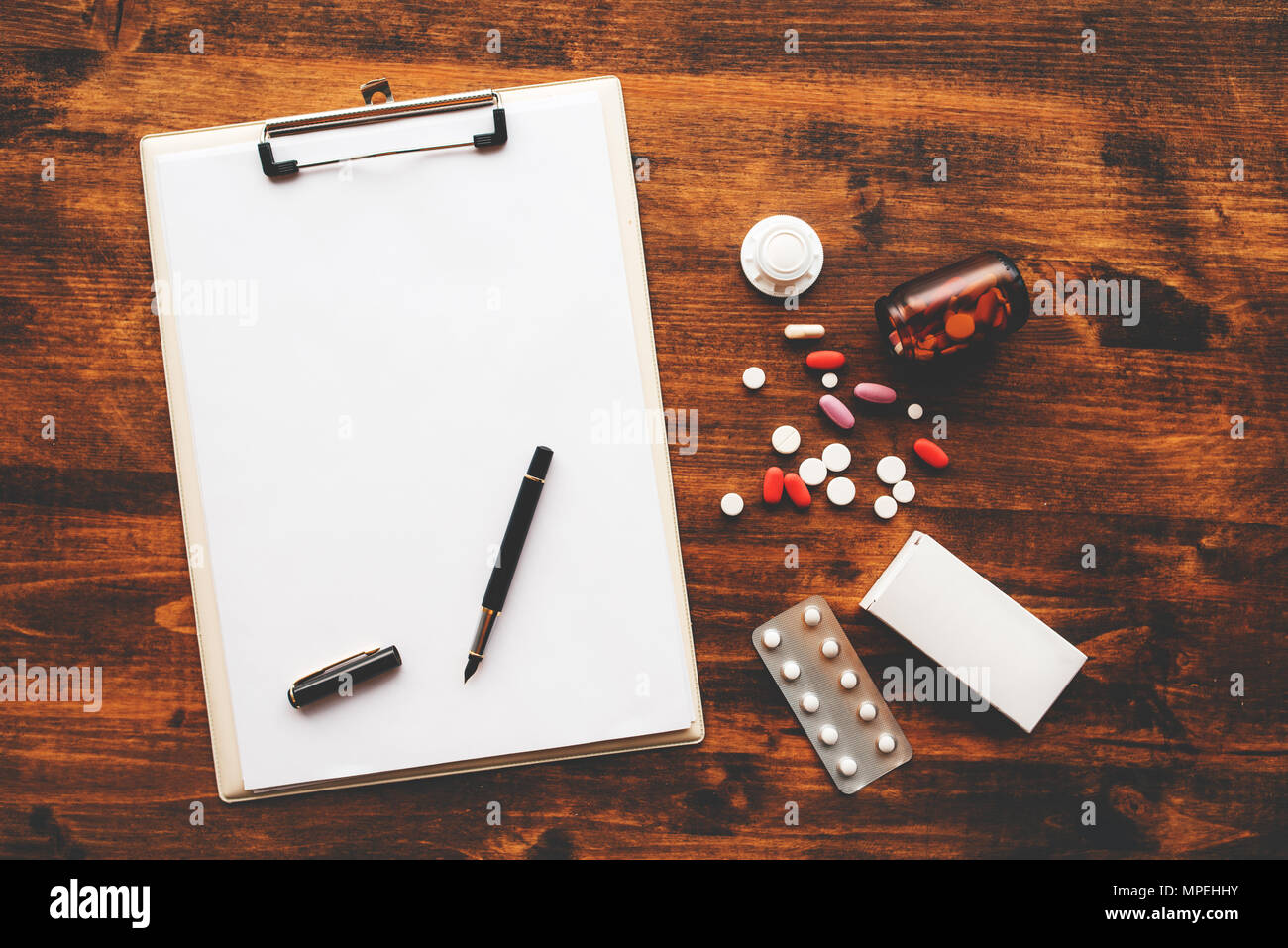Vista aerea del medico scrivania da ufficio con appunti Clipboard e la prescrizione di farmaci Foto Stock