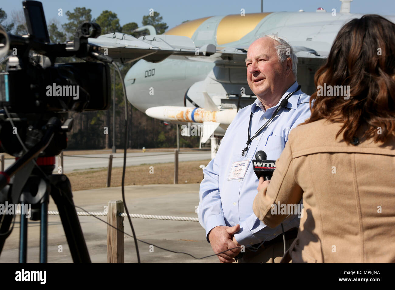 Col. (Ret.) Wayne Whitten, membro del Marine Corps ricognizione aerea Association, è intervistato da un reporter durante il quarantesimo anniversario commemorazione cerimonia di premiazione che si terrà a bordo di Marine Corps Air Station Cherry Point, N.C., Feb 17, 2017. La missione primaria della EA-6B Prowler è la soppressione delle difese aeree nemiche a sostegno di sciopero degli aerei e dalle truppe di terra interrompendo il nemico attività elettronica e ottenere tactical electronic intelligence entro la zona di combattimento. (U.S. Marine Corps foto di Cpl. Jason Jimenez/ rilasciato) Foto Stock