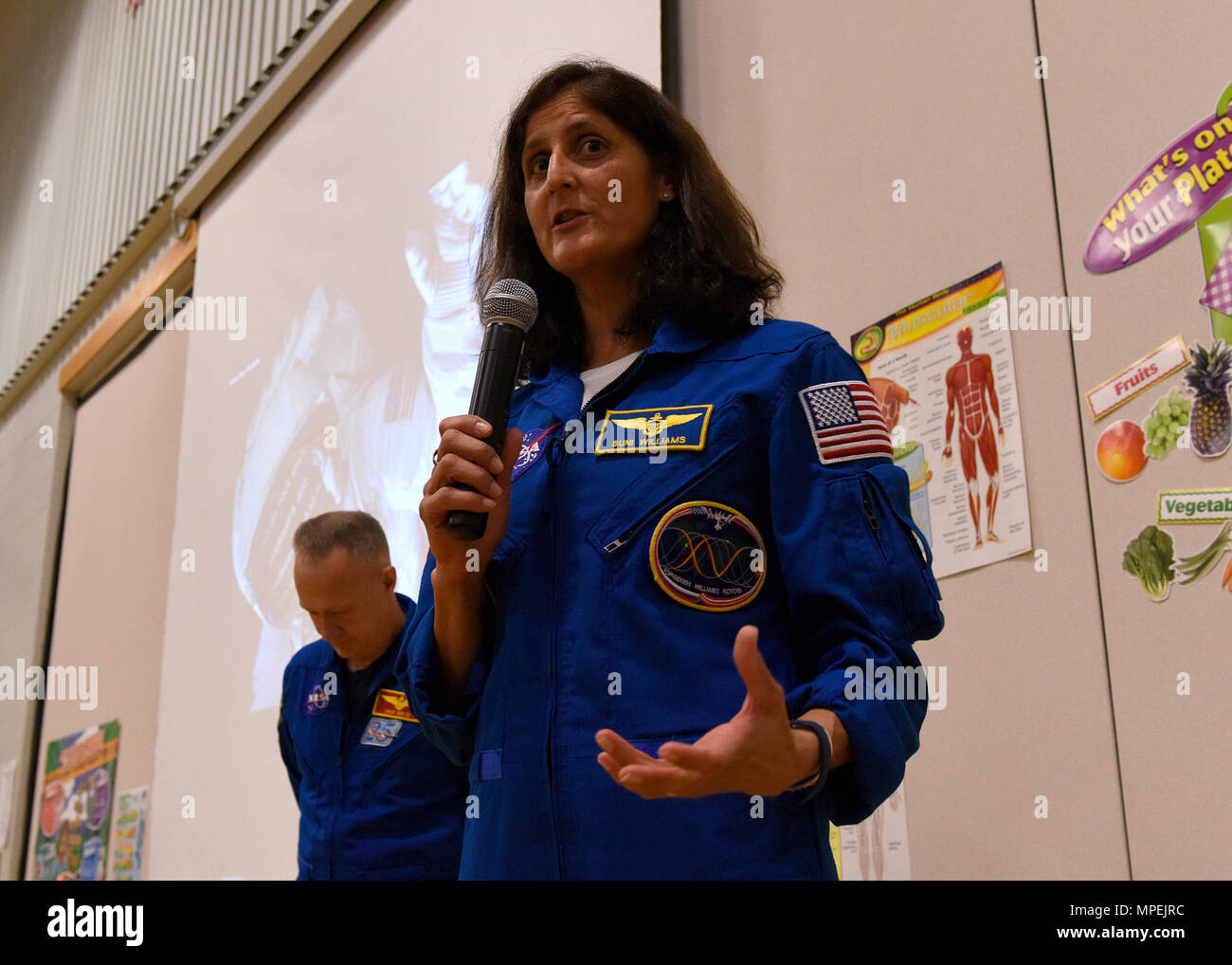 Sunita Williams, astronauta della NASA, risponde a una domanda da uno studente di Hallett Scuola Elementare Febbraio 8, 2017, medico di Lago, nello Stato di Washington Quattro gli astronauti della NASA ha avuto il tempo di parlare agli studenti prima di subire la U.S. Air Force Survival scuola formazione a Fairchild AFB. Foto Stock