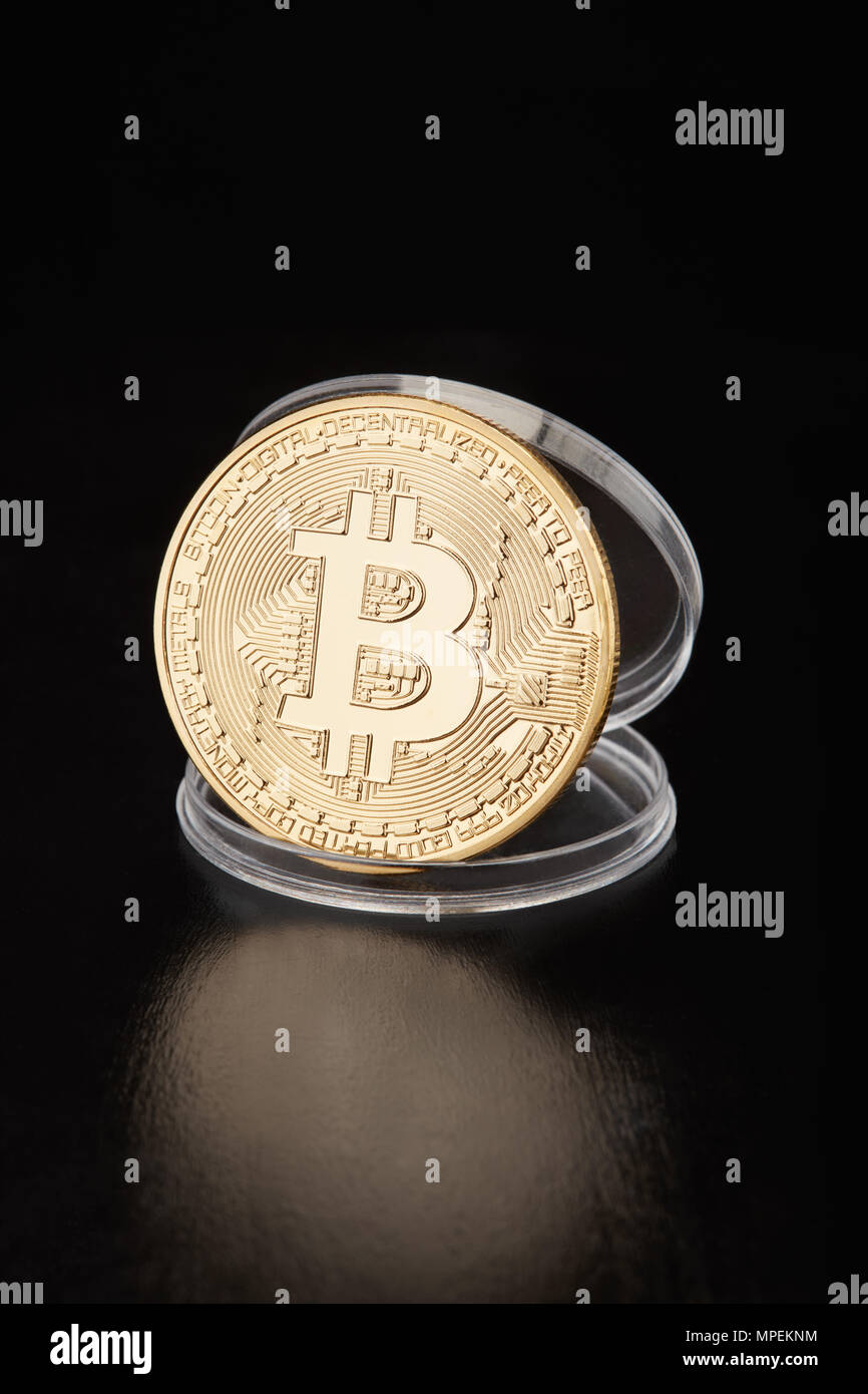 Golden bitcoin in moneta trasparente contenitore sul nero, tracciato di ritaglio Foto Stock