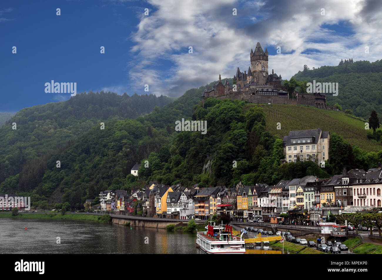 Castello Di Reichsburg E Casa Galleggiante Unica In Villaggio Medievale Cochem Germania Agosto Il Singolare Sul Fiume Mosellee Ha 147661851