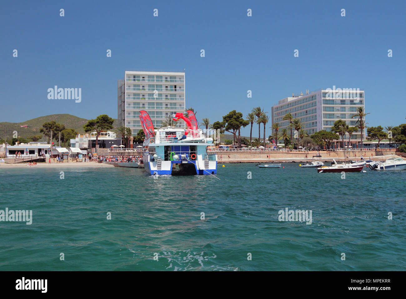 Playa den Bossa, Ibiza, Spagna - Lug 5, 2017: catamarano della barca festa al traghetto ormeggio Foto Stock