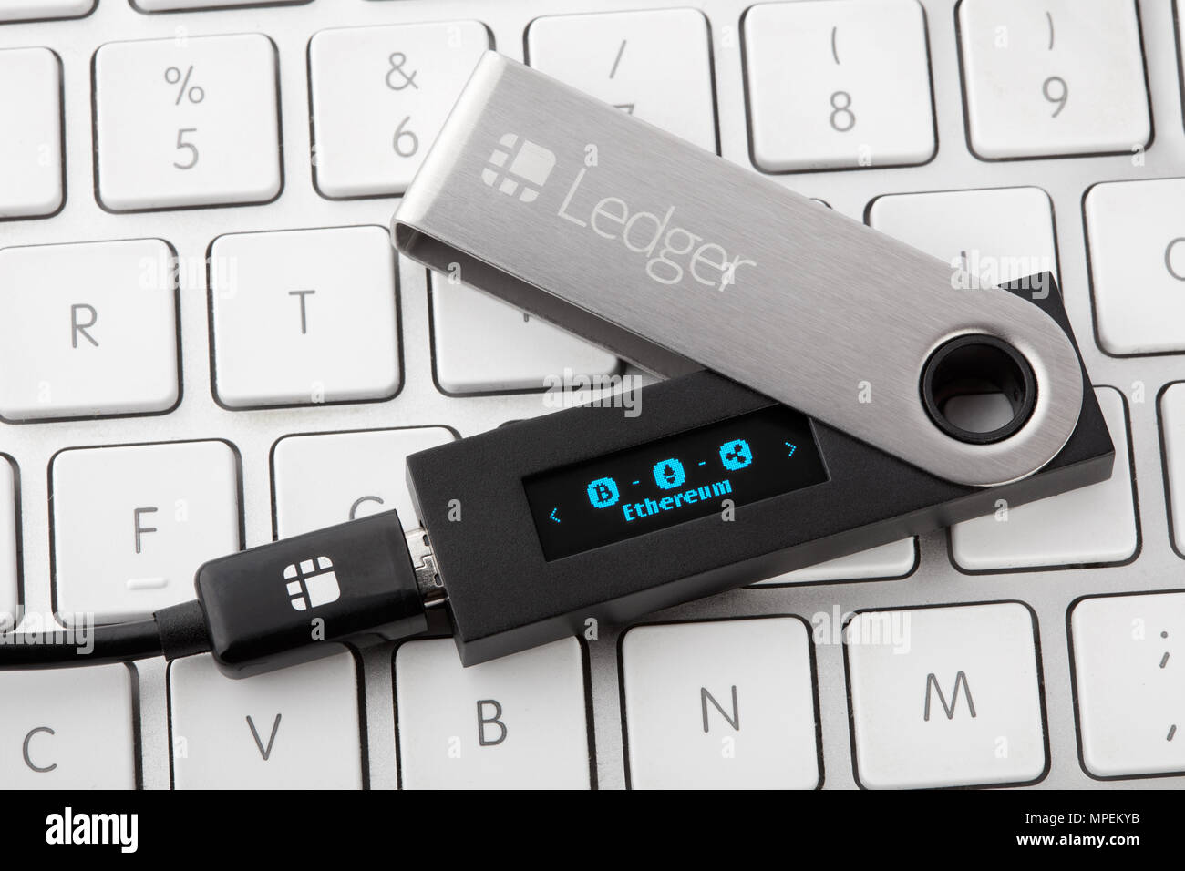 Ledger portafoglio hardware per cryptocurrency con Ethereum selezione delle monete sul display Foto Stock