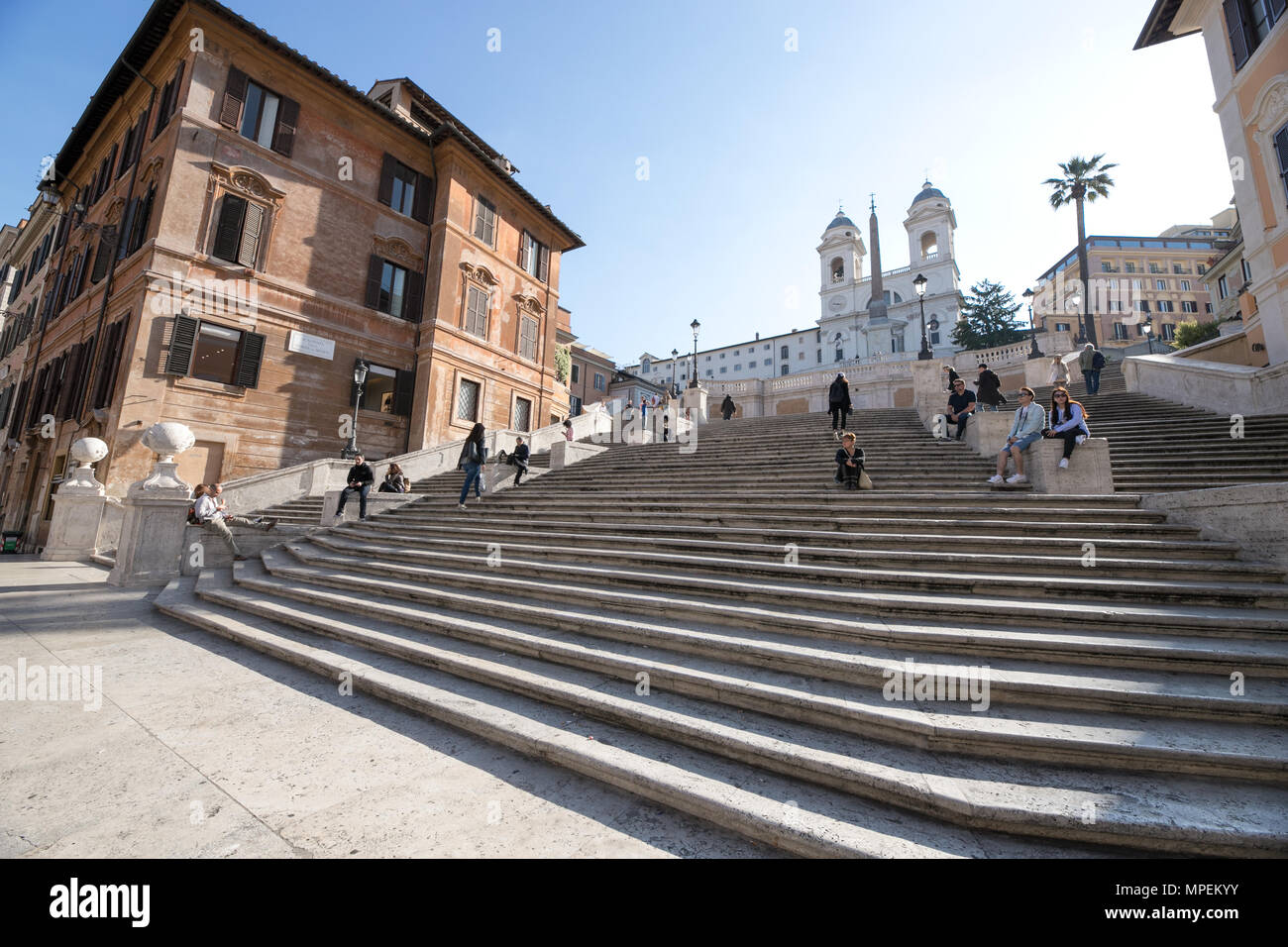 Roma Trinita de Monti, una moltitudine di turisti che si siedono sulla scalinata di Piazza di Spagna. Foto Stock