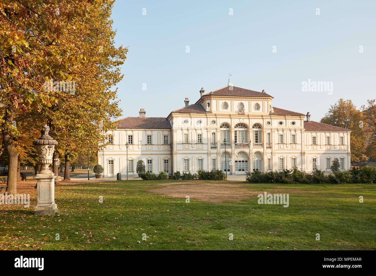 Barocca villa Tesoriera in una giornata di sole con prato e vaso scultura in autunno a Torino Foto Stock