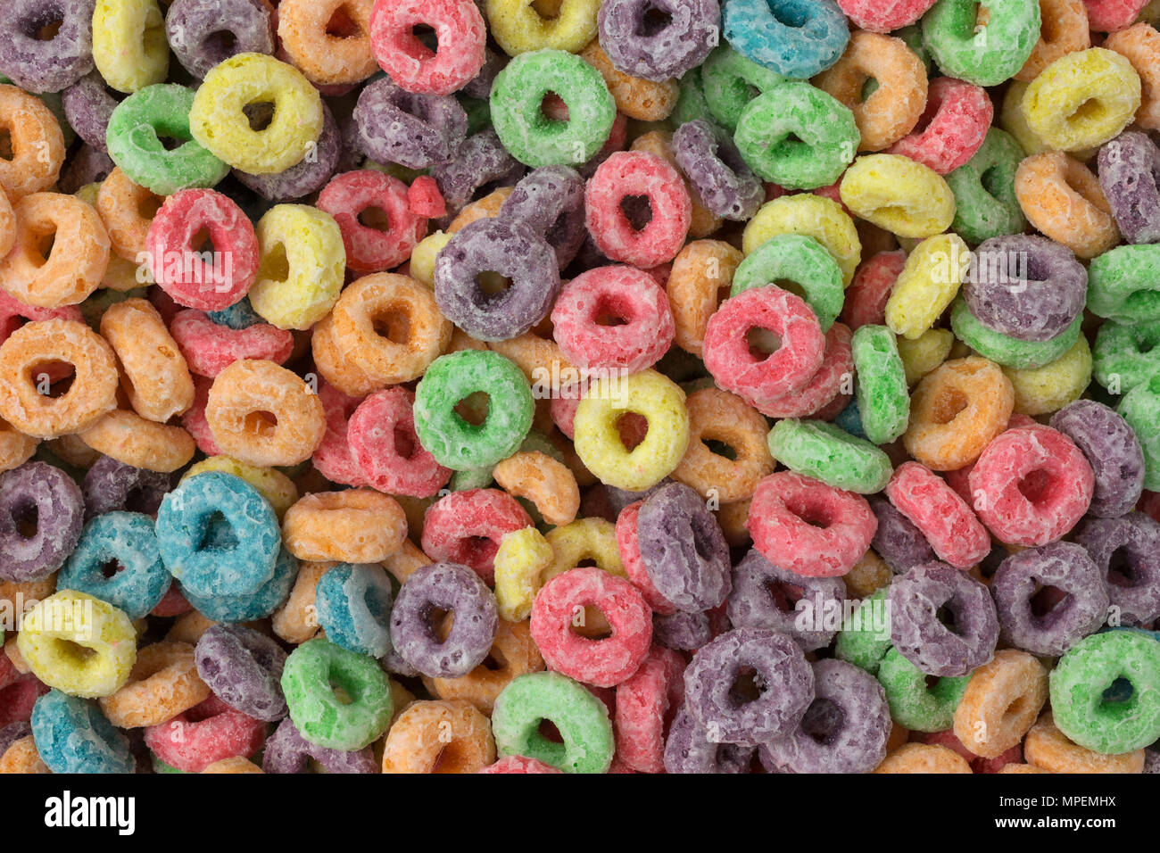 Top vista ravvicinata del secco generico rivestite con zucchero aromatizzato fruttato cereali per la prima colazione. Foto Stock