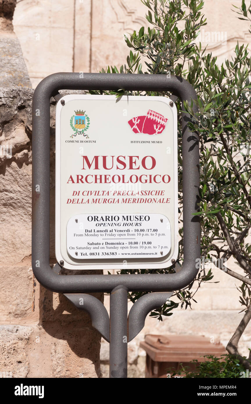 Bacheca pubblicità gli orari di apertura e prezzi di entrata al di fuori del museo di archeologia, Ostuni, Puglia, Italia Foto Stock