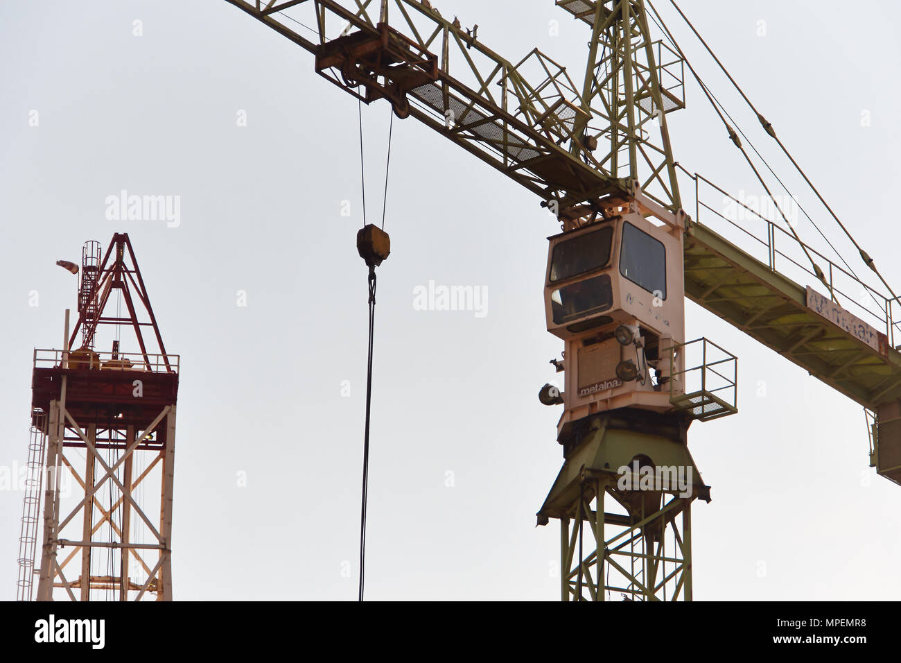 Offshore della piattaforma di perforazione a Trogir, Croazia. Basso angolo di visione. Foto Stock