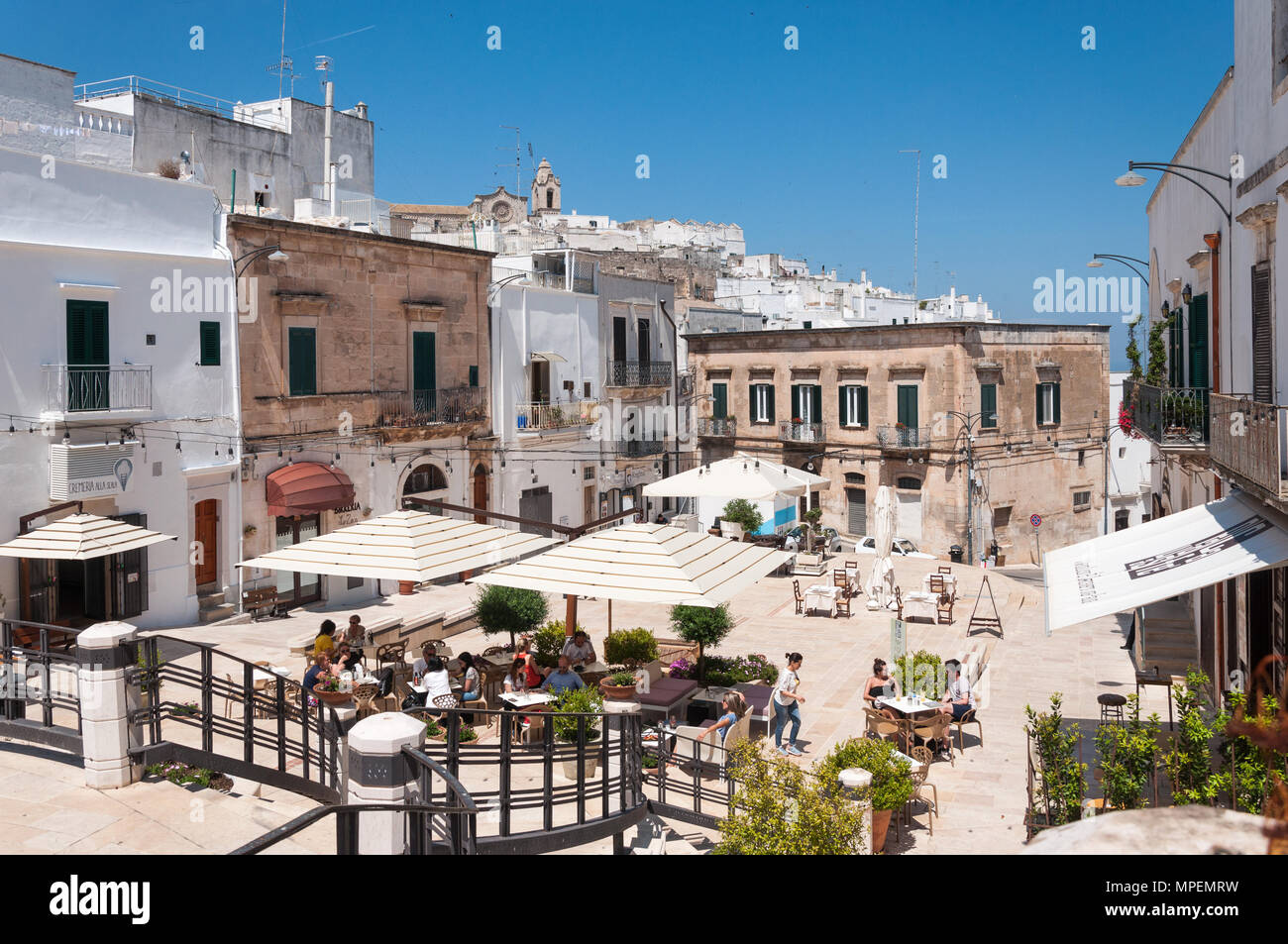 I turisti cenare al fresco presso un ristorante a Ostuni Puglia, Italia. Foto Stock