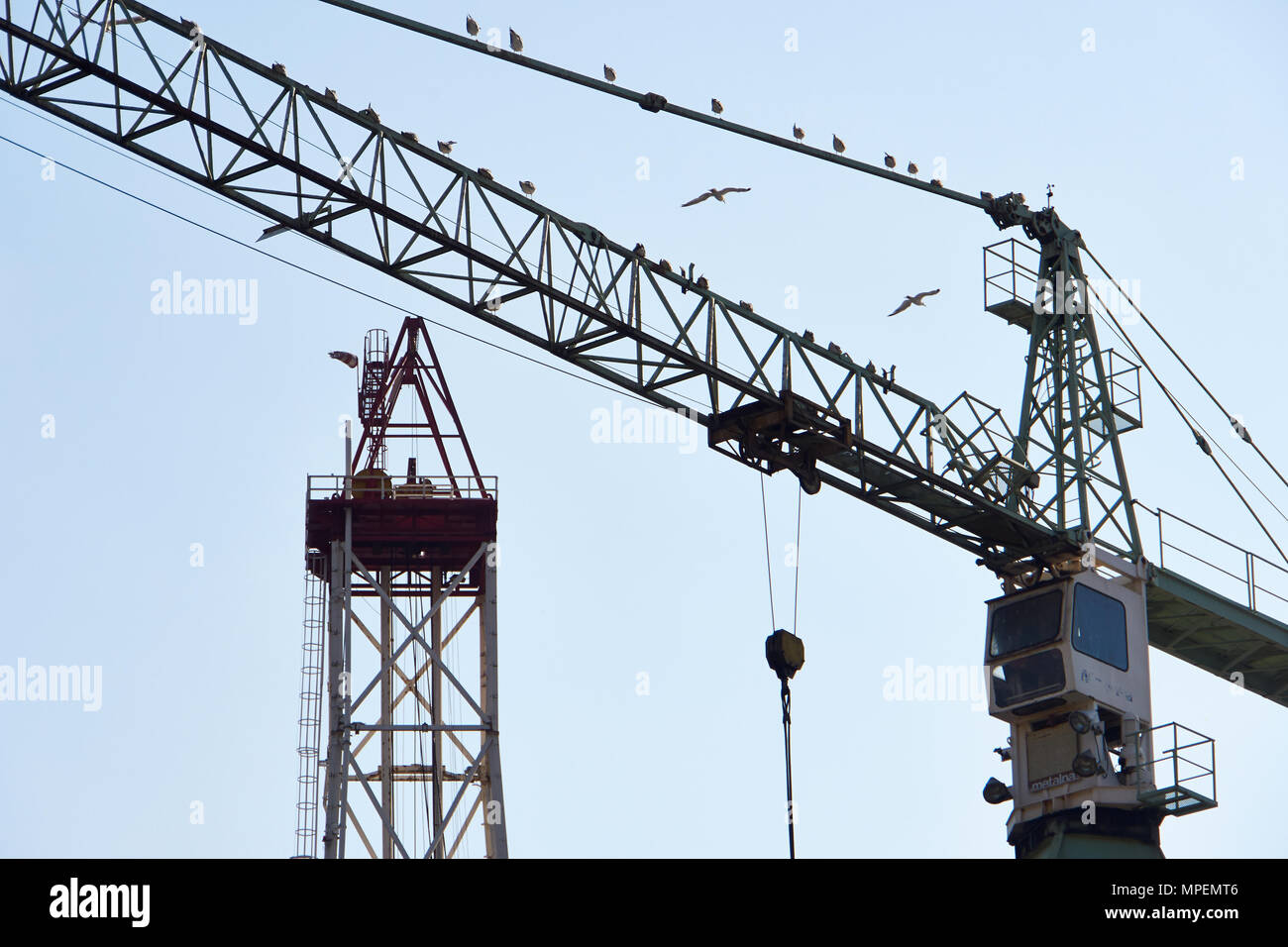 Offshore della piattaforma di perforazione a Trogir, Croazia. Basso angolo di visione. Foto Stock