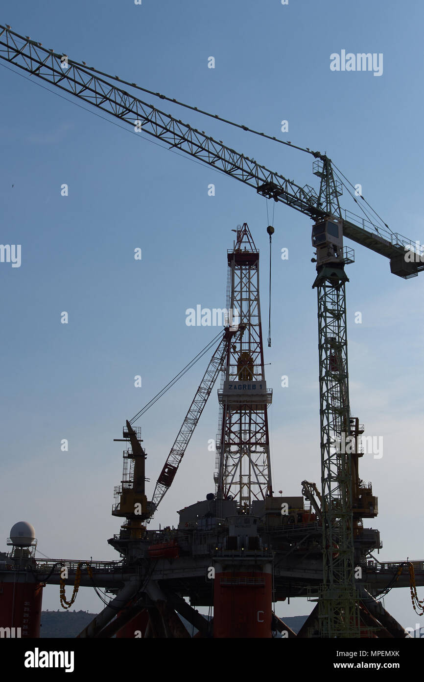 Offshore della piattaforma di perforazione a Trogir, Croazia. Colpo lungo. Basso angolo di visione. Foto Stock
