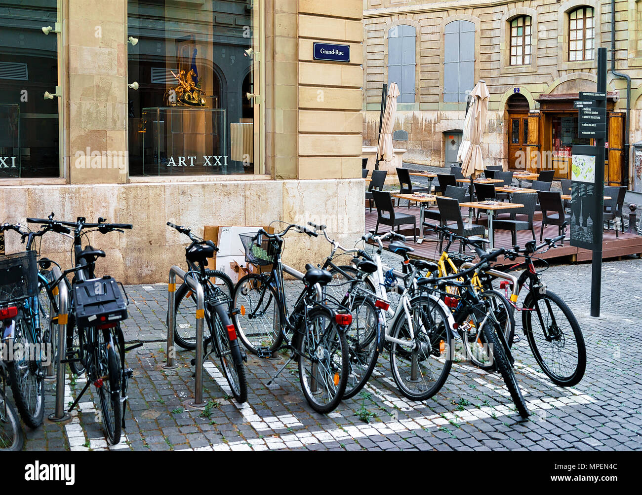 Ginevra, Svizzera - 30 agosto 2016: biciclette presso la strada nel centro della città di Ginevra, Svizzera. Foto Stock