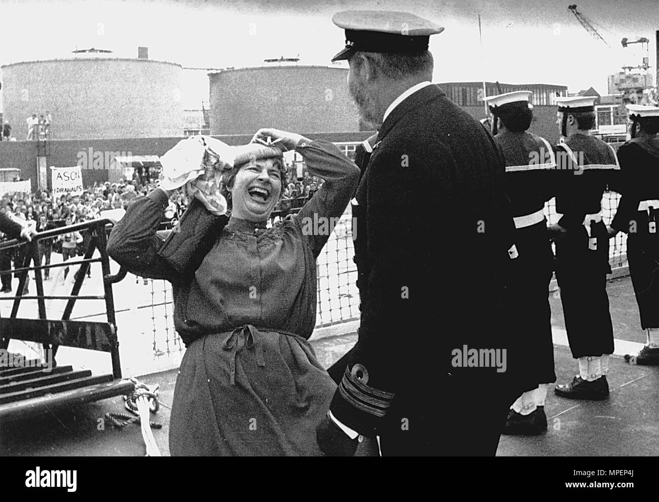 MOGLIE DELLO SKIPPER DELLA HMS HYDRA SHONA CAMPBELL SALUTA IL SUO COMANDANTE DEL MARITO RICHARD CAMPBELL QUANDO HMS HYDRA RITORNÒ A PORTSMOUTH DALLA GUERRA DELLE FALKLANDS. 1982 Foto Stock