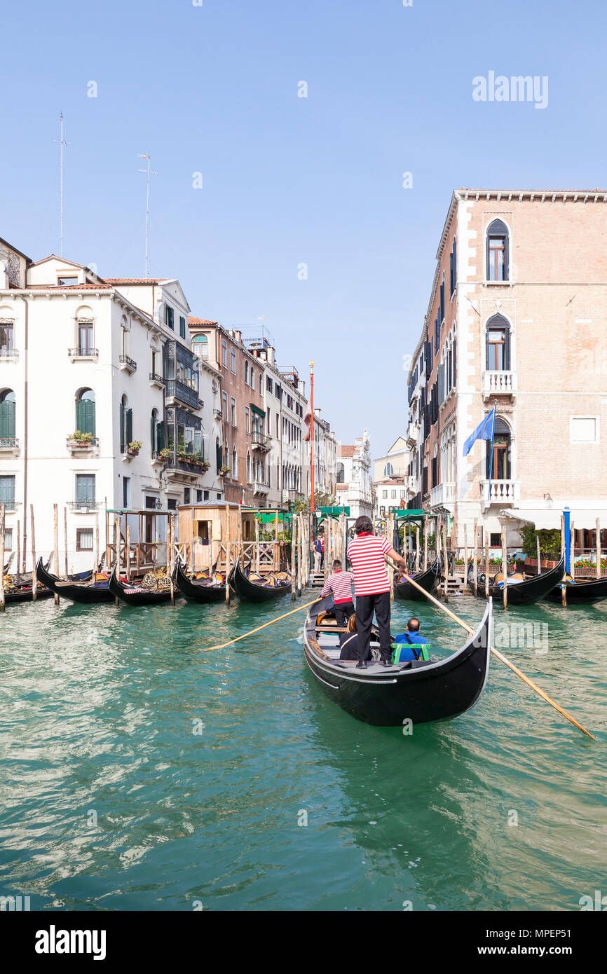 Un traghetto, un convertito in gondola remi da 2 gondolieri utilizzato per traghetto persone direttamente attraverso il Grand Canal, a Santa Maria del Giglio, San Marco, Venic Foto Stock