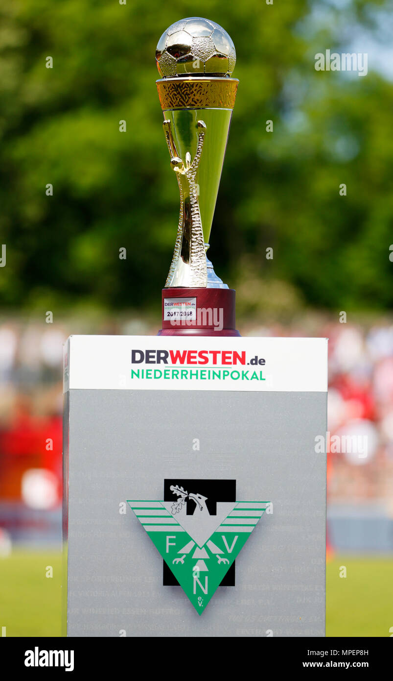 Sport, calcio, Basso Reno Cup, 2017/2018, finale Rot-Weiss Oberhausen vs Rot Weiss Essen 2:1, Stadio Niederrhein Oberhausen, derwesten.de premio cup su un supporto Foto Stock