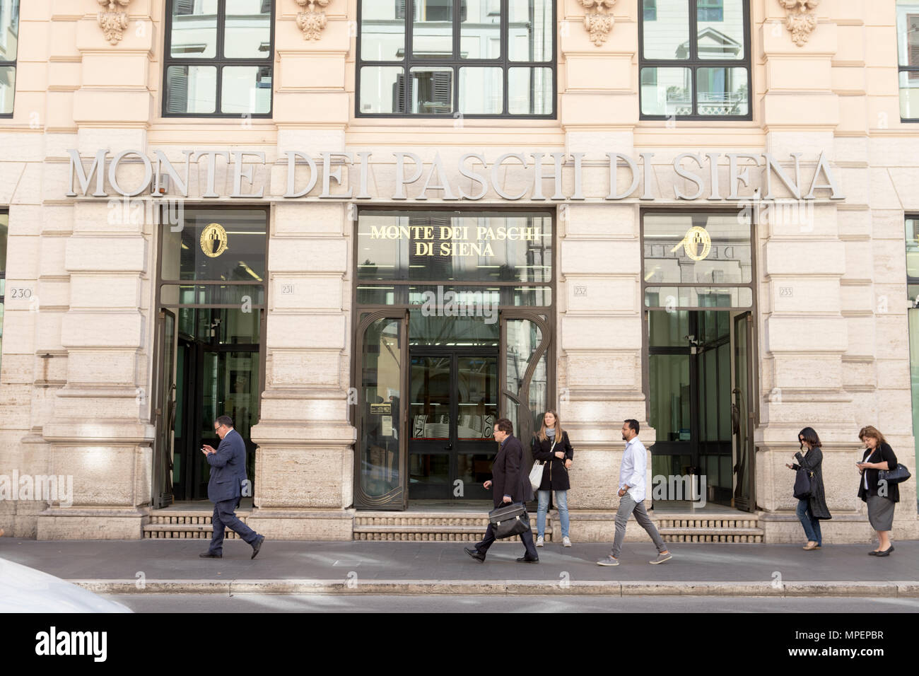 Banca MPS edificio ingresso, via del Corso Roma Italia Foto Stock