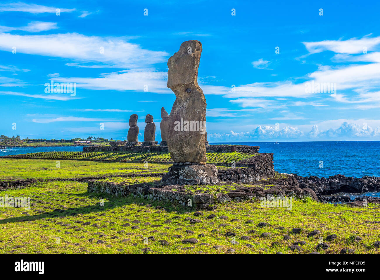 Moai statue sull isola di pasqua rivolto verso l'interno lontano dall'oceano. Foto Stock