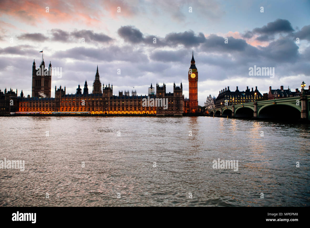 Un illuminato il parlamento del Regno Unito e il fiume Tamigi nel tardo pomeriggio o la sera presto Foto Stock